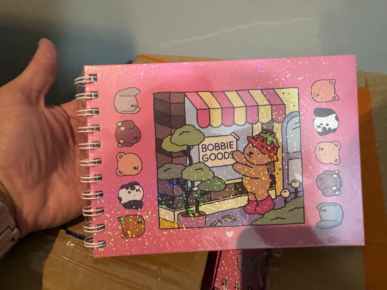 Livro de pintar Bobbie goods capa dura com brilho azul e rosa 50 folhas
